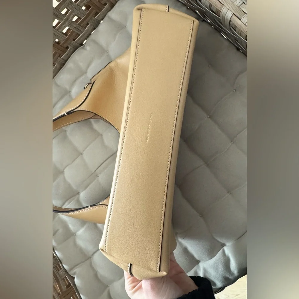 Coach - Brooklyn 28 Shoulder Bag
Natural Tan Brass Leather - Picture 4 of 7